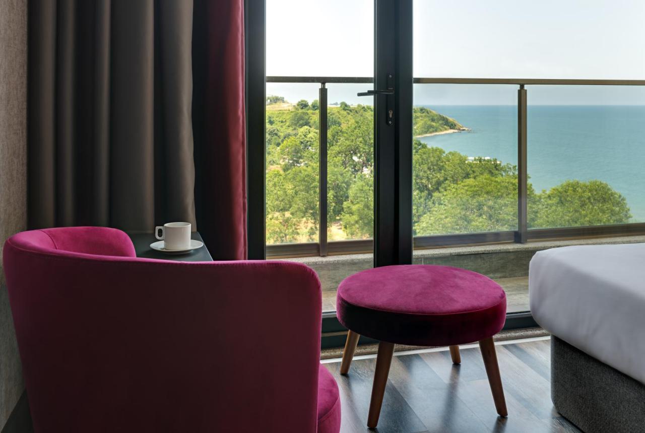 รอยัล เอซิส สวีท โฮเต็ล ทรับซอน Hotel ภายนอก รูปภาพ