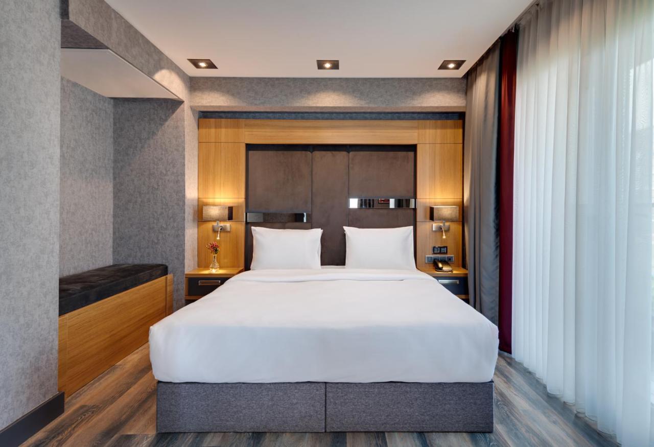 รอยัล เอซิส สวีท โฮเต็ล ทรับซอน Hotel ภายนอก รูปภาพ