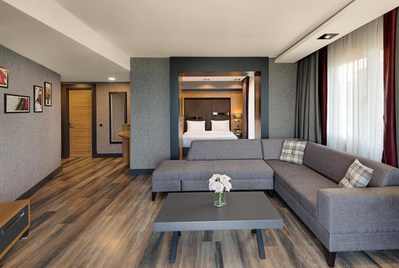 รอยัล เอซิส สวีท โฮเต็ล ทรับซอน Hotel ภายนอก รูปภาพ