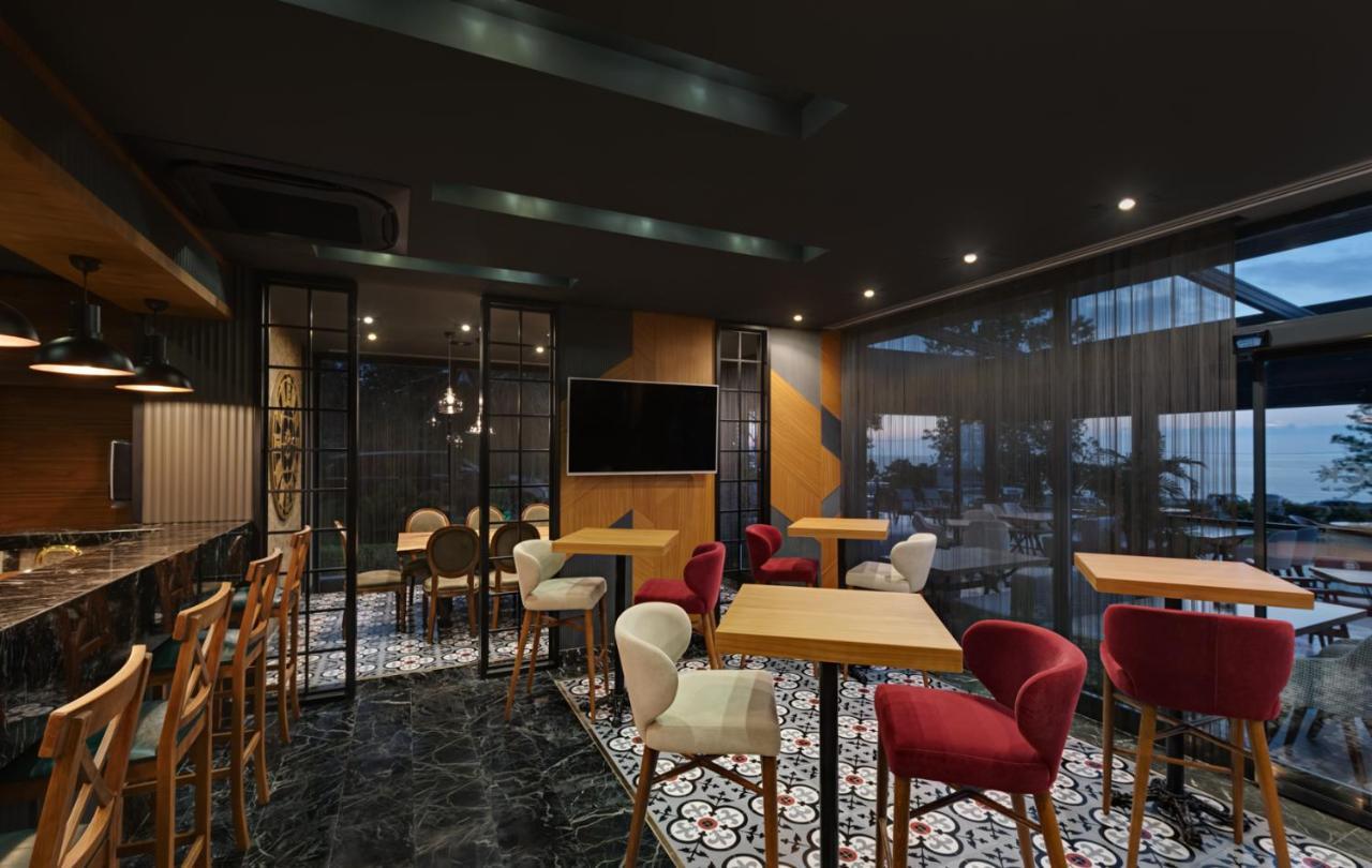รอยัล เอซิส สวีท โฮเต็ล ทรับซอน Hotel ภายนอก รูปภาพ