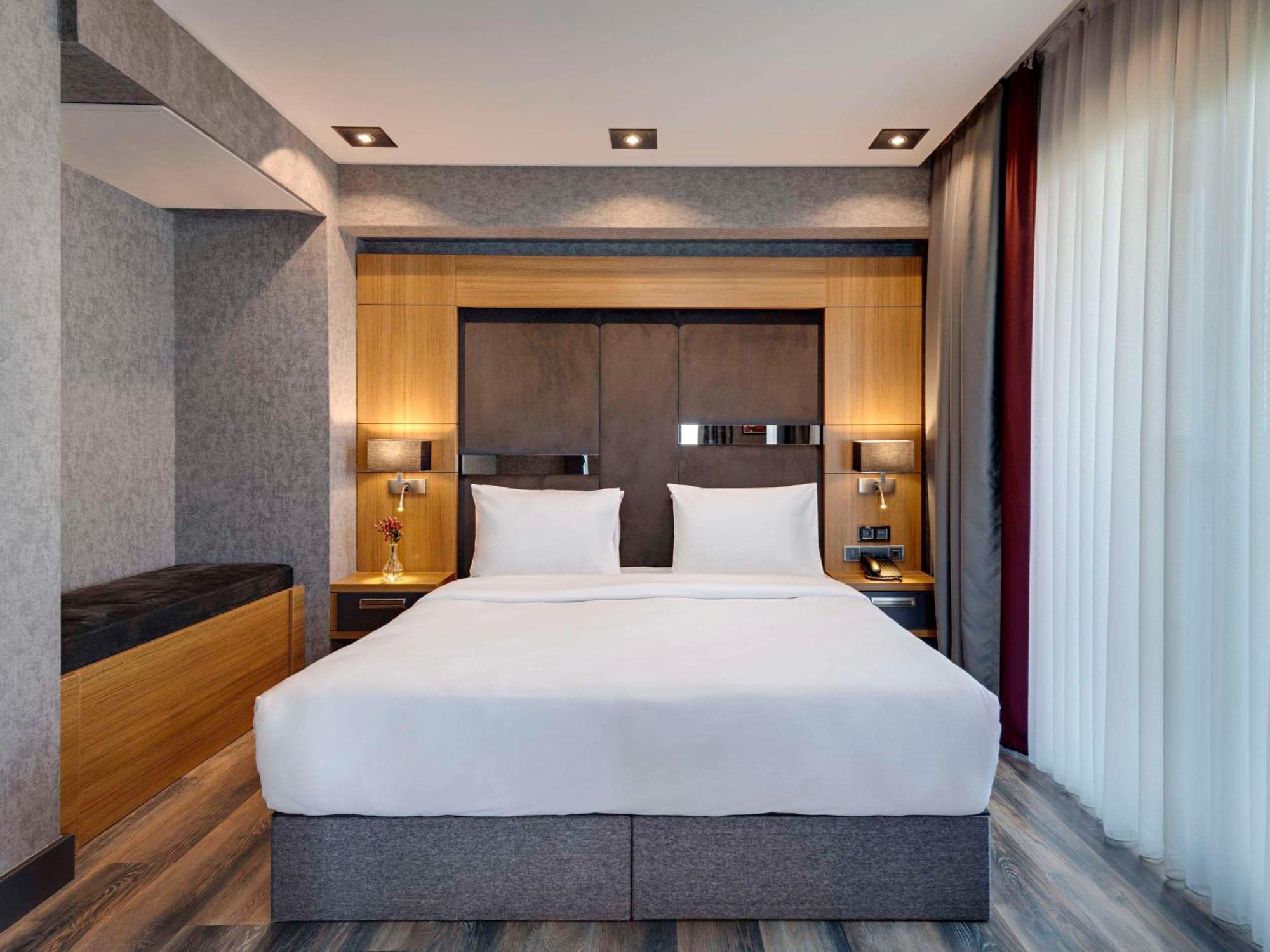 รอยัล เอซิส สวีท โฮเต็ล ทรับซอน Hotel ภายนอก รูปภาพ