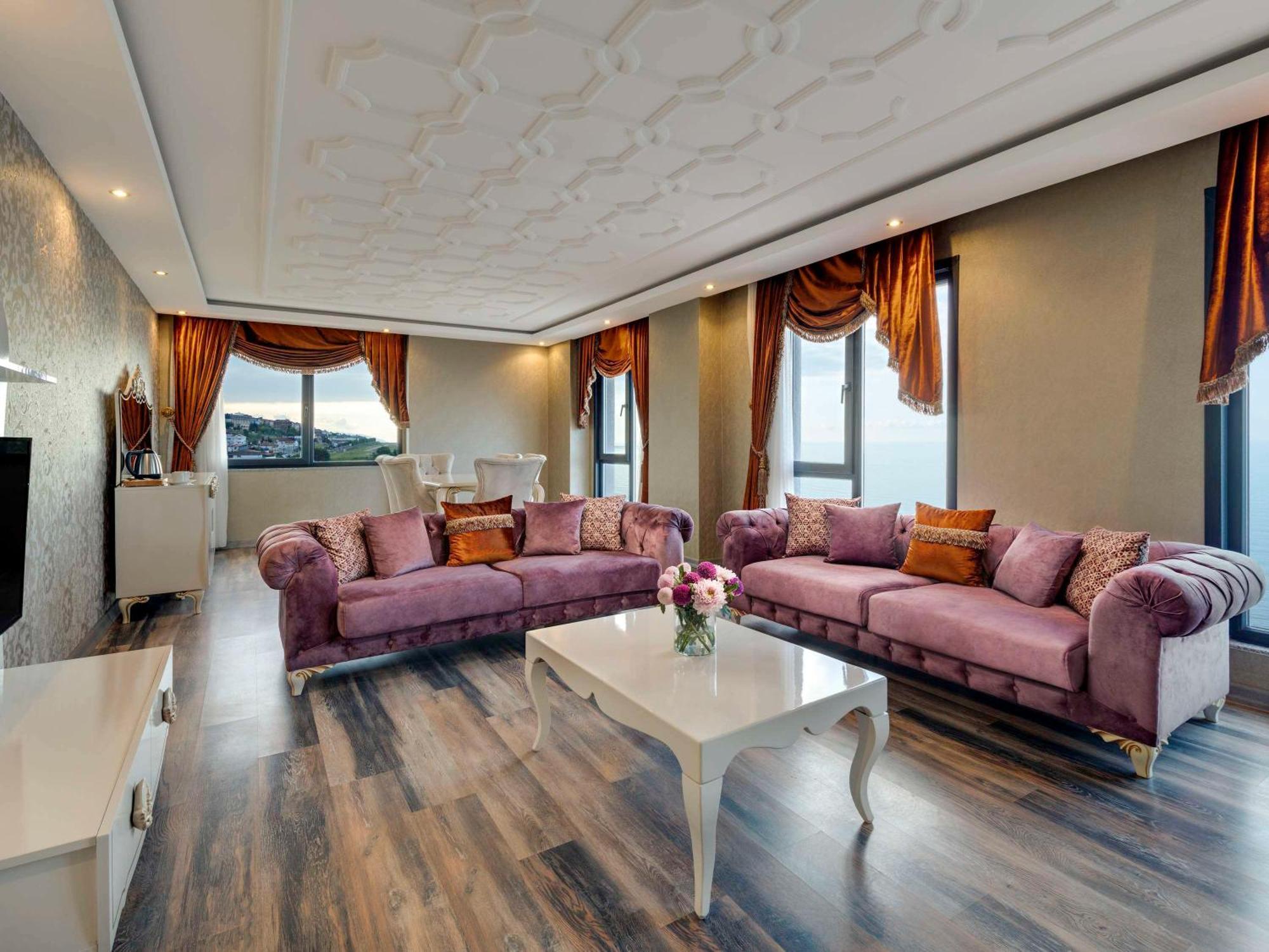 รอยัล เอซิส สวีท โฮเต็ล ทรับซอน Hotel ภายนอก รูปภาพ