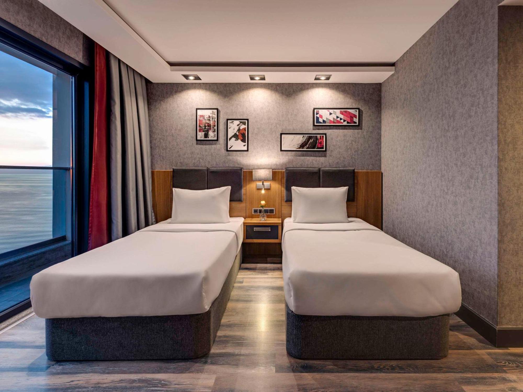 รอยัล เอซิส สวีท โฮเต็ล ทรับซอน Hotel ภายนอก รูปภาพ