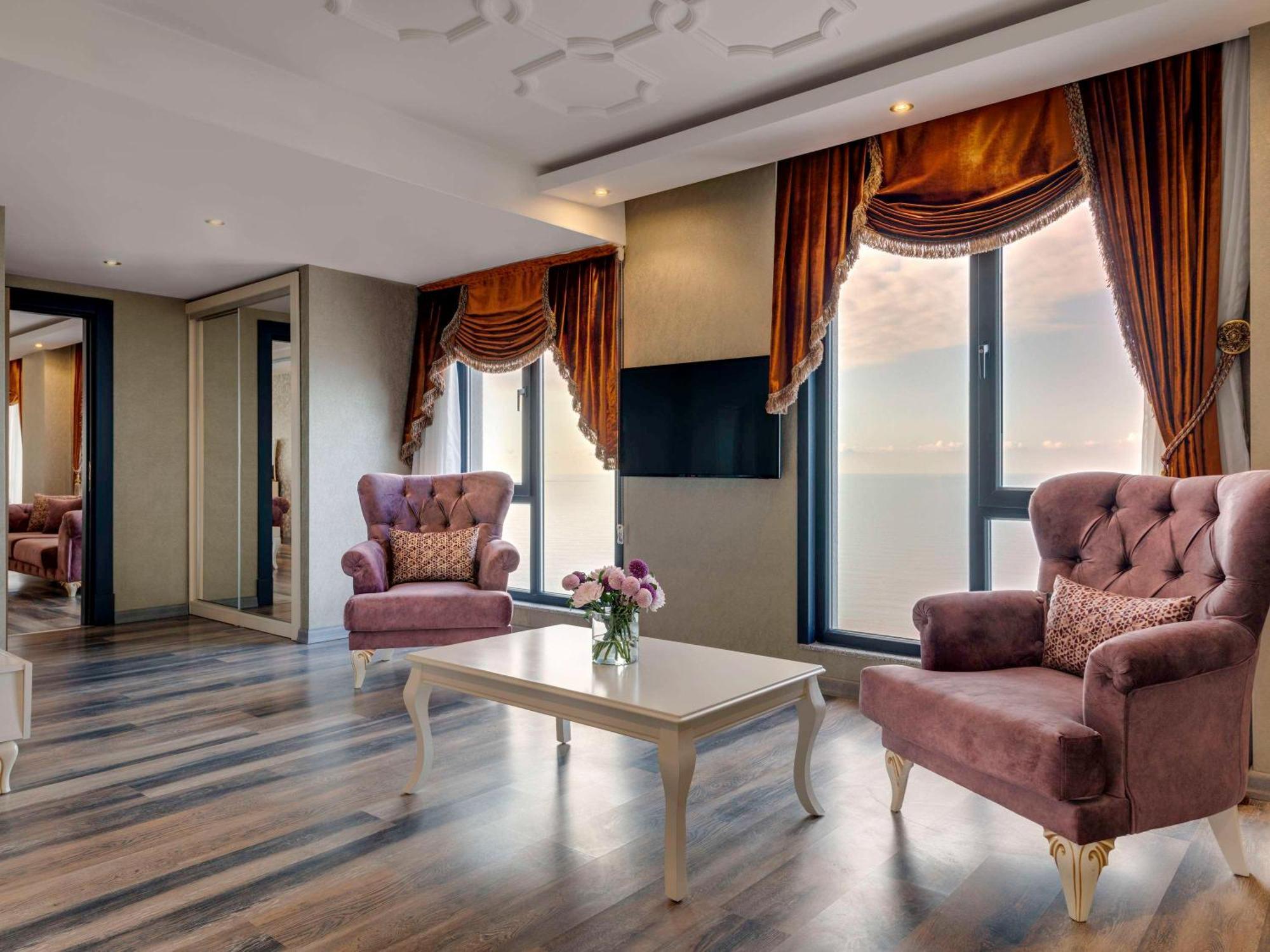 รอยัล เอซิส สวีท โฮเต็ล ทรับซอน Hotel ภายนอก รูปภาพ