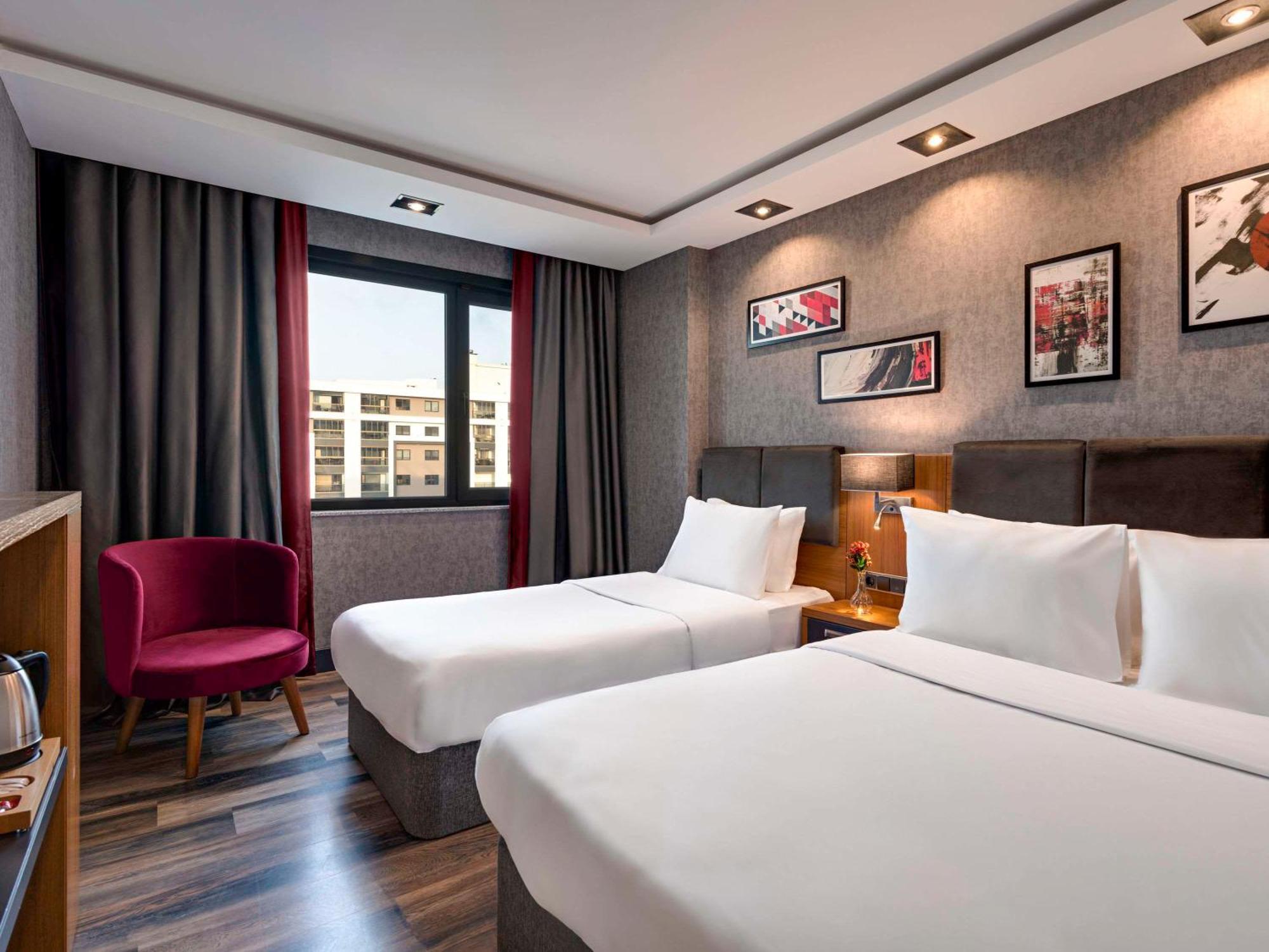 รอยัล เอซิส สวีท โฮเต็ล ทรับซอน Hotel ภายนอก รูปภาพ