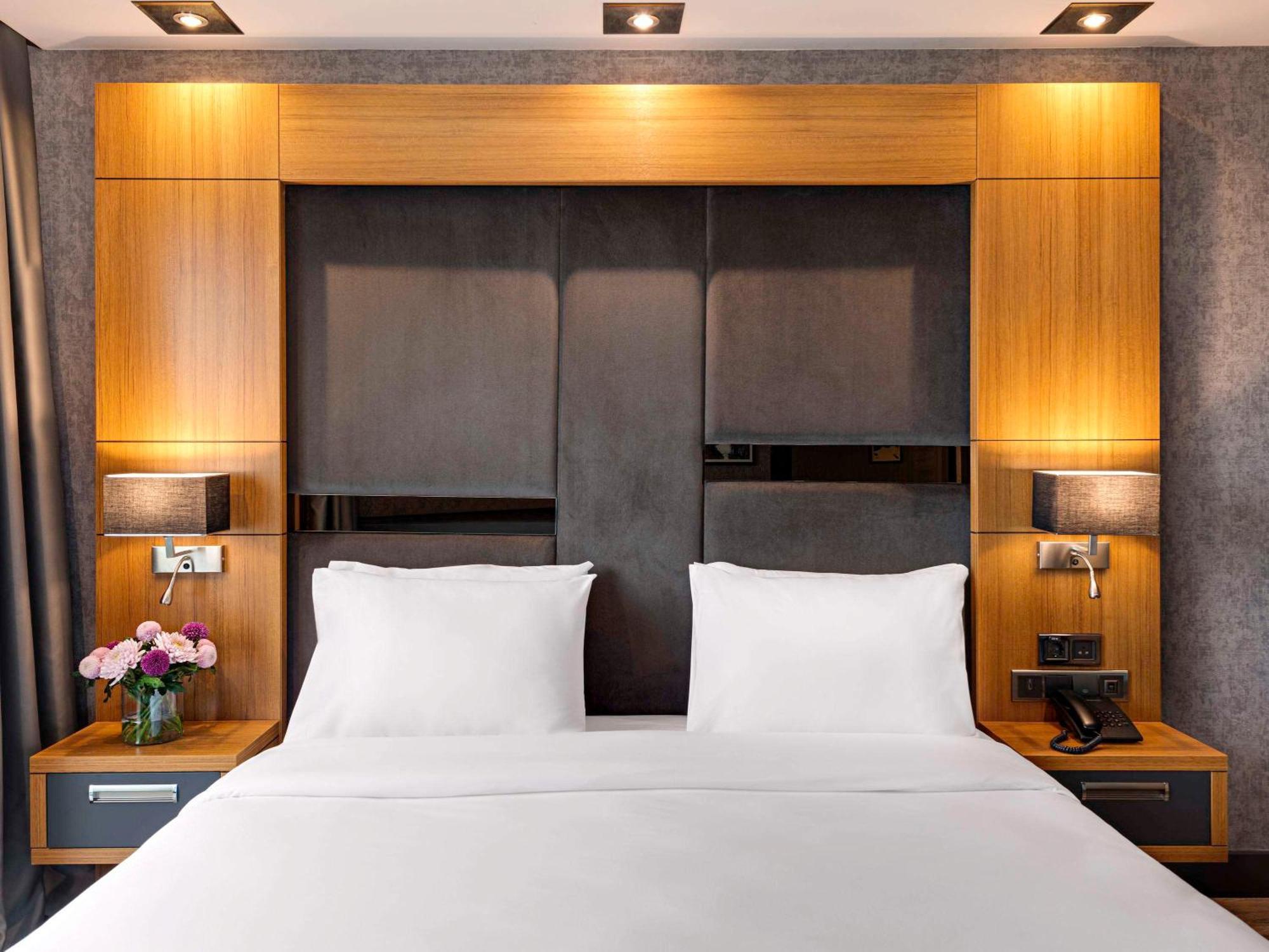 รอยัล เอซิส สวีท โฮเต็ล ทรับซอน Hotel ภายนอก รูปภาพ