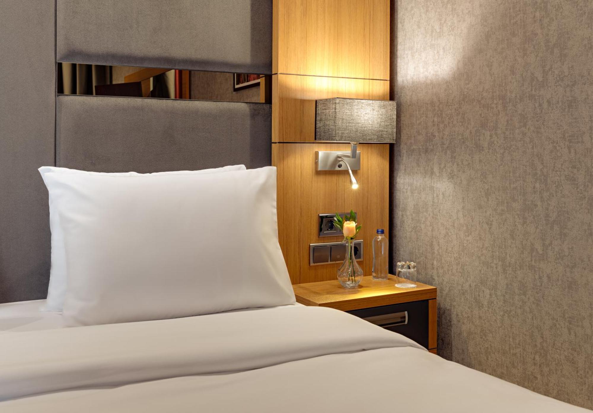 รอยัล เอซิส สวีท โฮเต็ล ทรับซอน Hotel ห้อง รูปภาพ